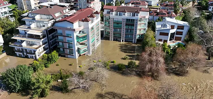 Su baskını nedeniyle evler boşaltıldı
