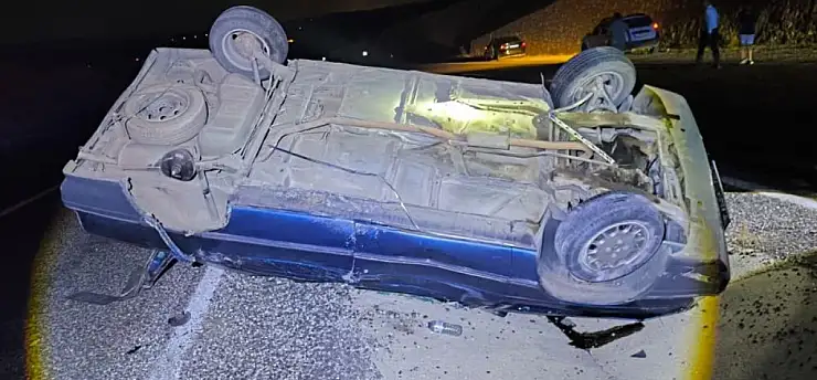 Tekeri yerinden çıkan otomobil takla attı