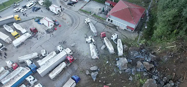 Tır parkında yamaçtan kopan dev kayanın açtığı hasar havadan görüntülendi!