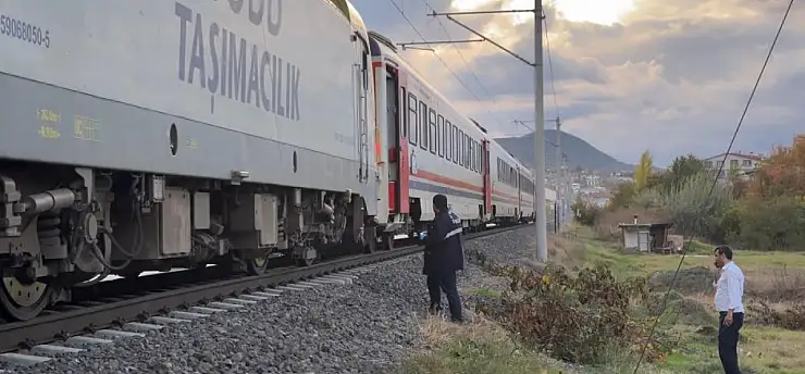 Trenin çarptığı genç öldü!