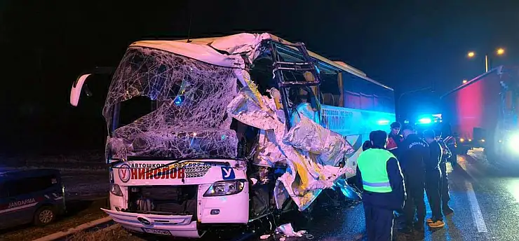 Tur otobüsüyle tır çarpıştı: 10 kişi yaralandı