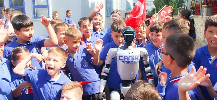 Türkiye'nin nüfusa kayıtlı ilk insansı robotu!
