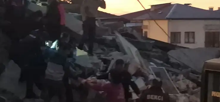 Üç katlı bina çöktü! Bir kişiden acı haber geldi