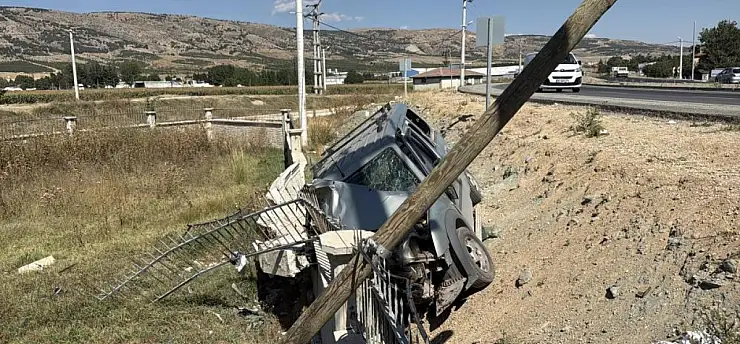 Virajı alamayan araç refüje devrildi: 1'i ağır 3 yaralı!