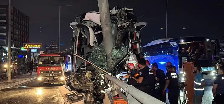 Yolcu otobüsü alt geçit duvarına saplandı: 11 yaralı!