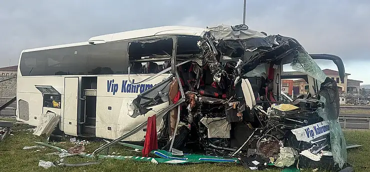 Yolcu otobüsü bariyere ve tabelaya çarptı: 5'i ağır 15 yaralı