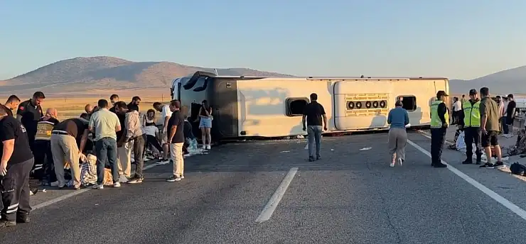 Yolcu otobüsü devrildi: 31 yaralı