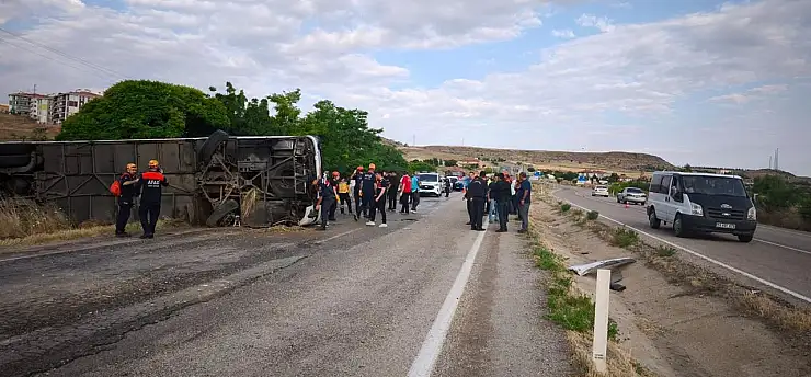 Yolcu otobüsü devrildi: 41 yaralı
