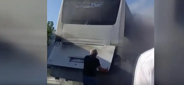 Yolda giderken bir anda alevler yükseldi! Otobüste korku dolu anlar...