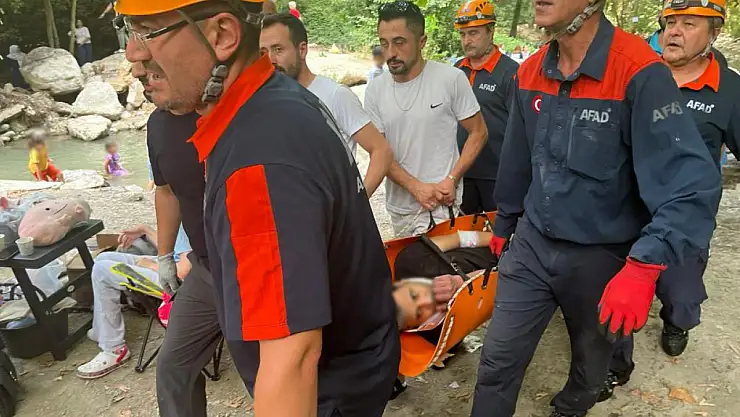 Kayalıklardan dere yatağına düştü