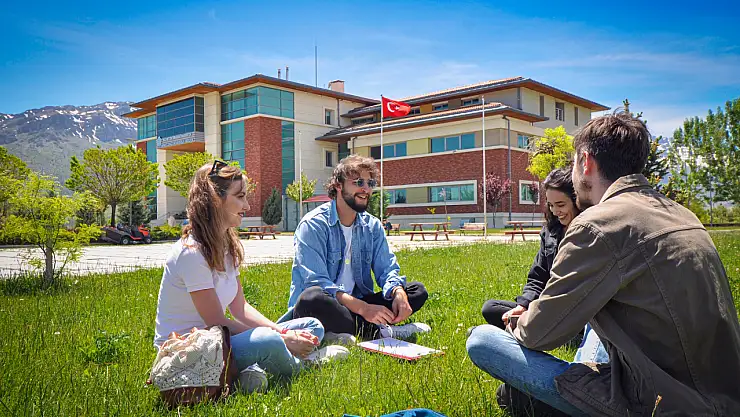 NEÜ'den 7 kategoride büyük başarı: Türkiye'nin en iyileri arasına girdi