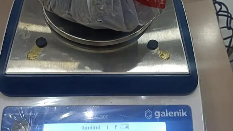 Polisten kaçan motosikletlinin attığı poşetten çıkanlar şoke etti!