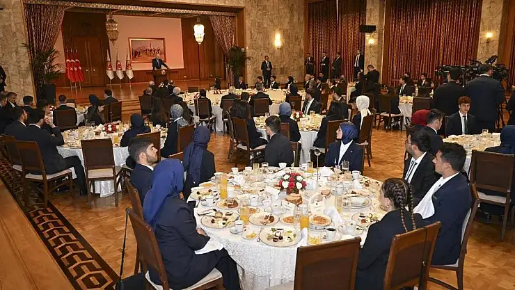 TBMM Başkanı Kurtulmuş, Meclis'te gençleri ağırladı