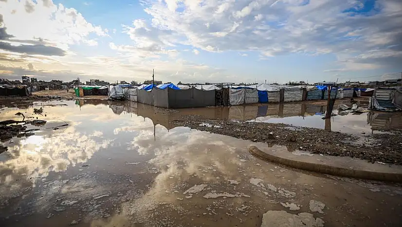 Gazze'de yüzlerce çadır yoğun yağış nedeniyle su altında kaldı