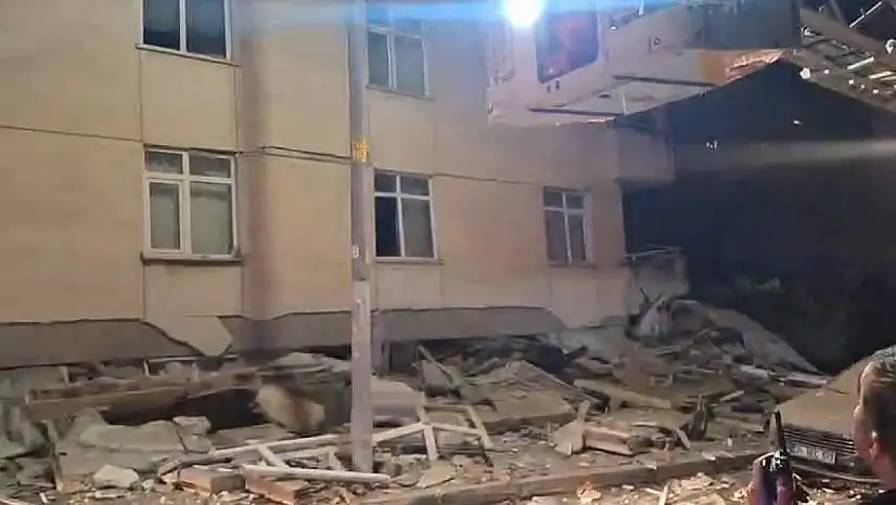 İstanbul'da 6 katlı bina çöktü arama kurtarma çalışması sürüyor