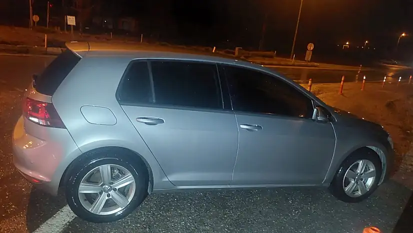 Konya'da kırmızı ışıkta bekleyen araca otomobil çarptı: 2 yaralı!