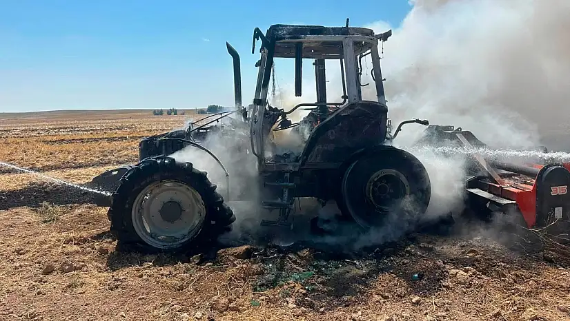 Konya'da yanan traktör kullanılamaz hale geldi