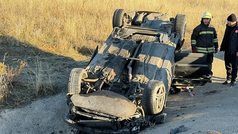 Konya'da şarampole devrilen otomobildeki 2 kişi yaralandı