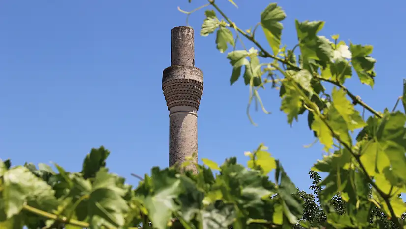 Simge yapı 'Kırık Minare' zamana direniyor