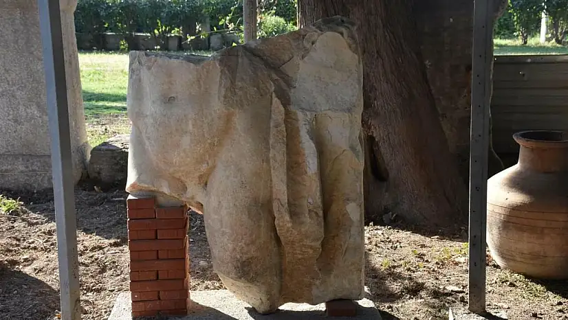 Smyrna Antik Kenti'nde 1800 yıllık heykel gövdesi bulundu!