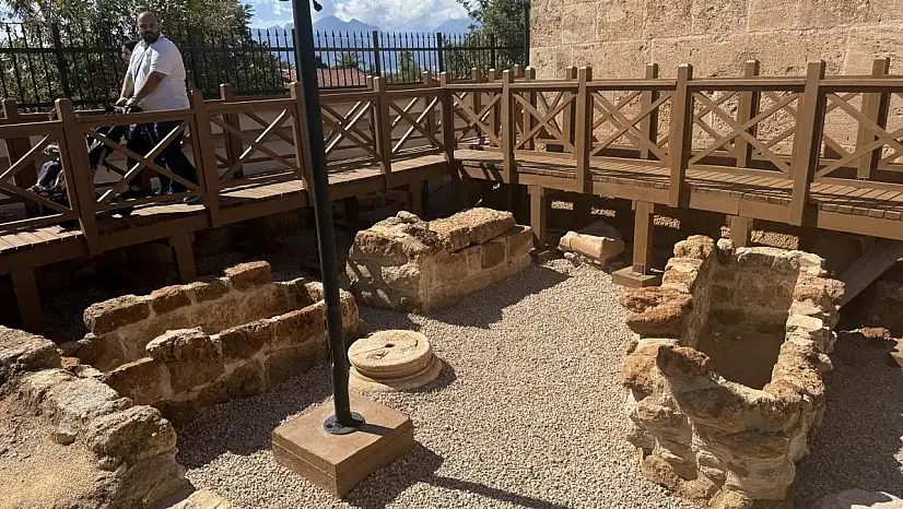 Yivli Minare çevresinde açığa çıkarılan mezarlar koruma altında