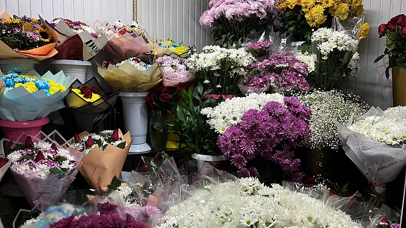 Aşkın rengi çiçekçileri hareketlendirdi! Sevgililer günü mesaisi başladı