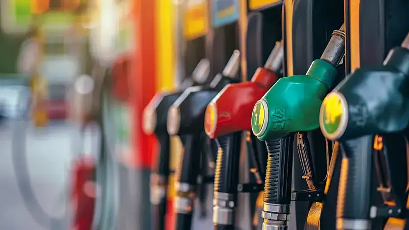 Benzin ve motorinde beklenen zam rafa kaldırıldı!