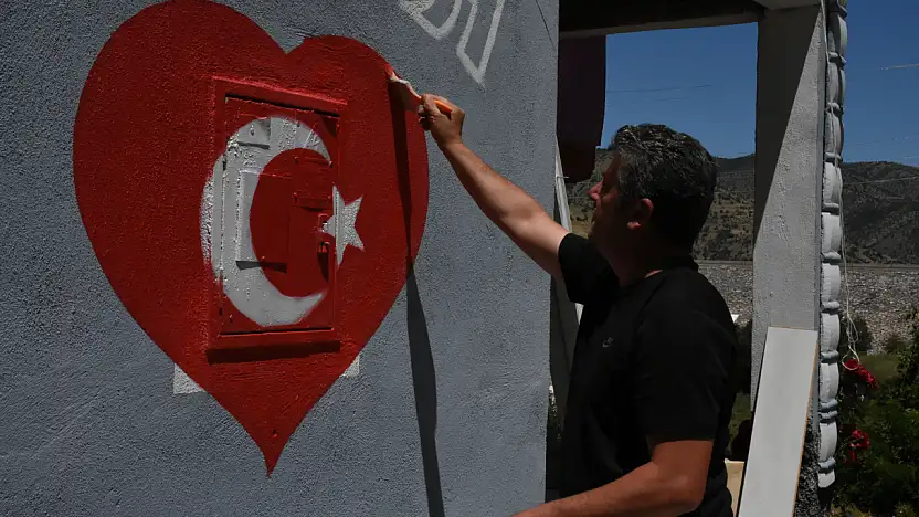 Böyle muhtar baş tacı edilir! Konya'daki mahalle duvarlarını ay yıldızla donattı
