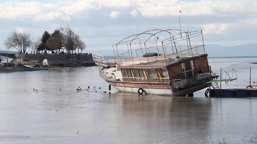 Burası Norveç değil Konya! Göl buz tuttu!