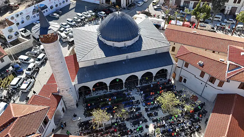 Enkazdan ibadete: Habibi Neccar Camii'nde ilk cuma kılındı!