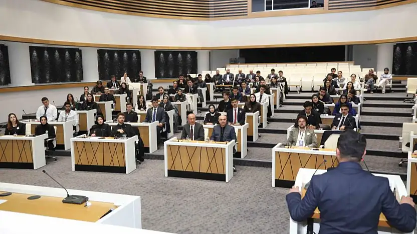 Geleceğin siyasetçileri Meram Meclisi'nde! Başkan Kavuş gençlerle buluştu