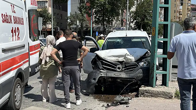 Konya'da 2 araç önce çarpıştı sonra direğe savruldu: 6 yaralı!