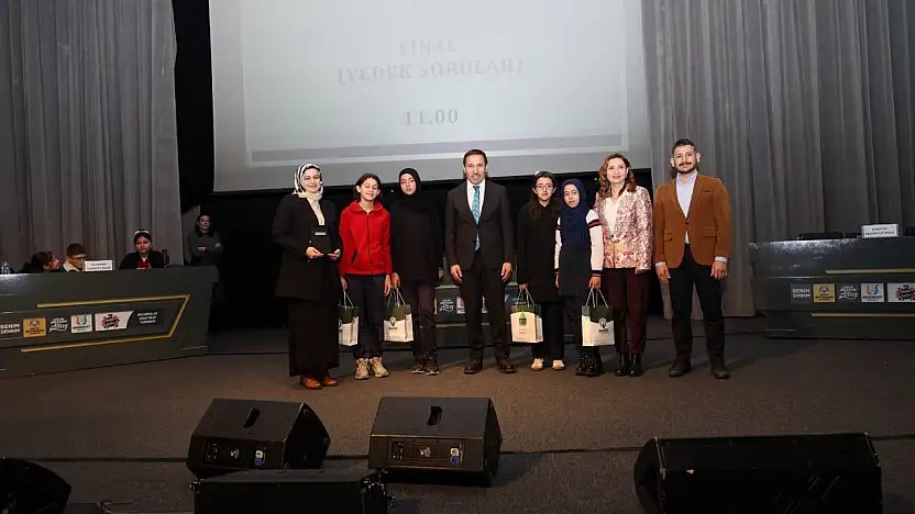 Konya'da bilgi yarışması coşkusu: Öğrenciler ödüllerini aldı