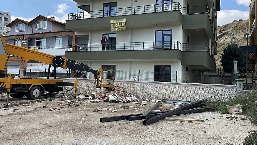 Konya'da çatı çalışması faciaya dönüyordu! Vinçten düşen işçi yaralandı
