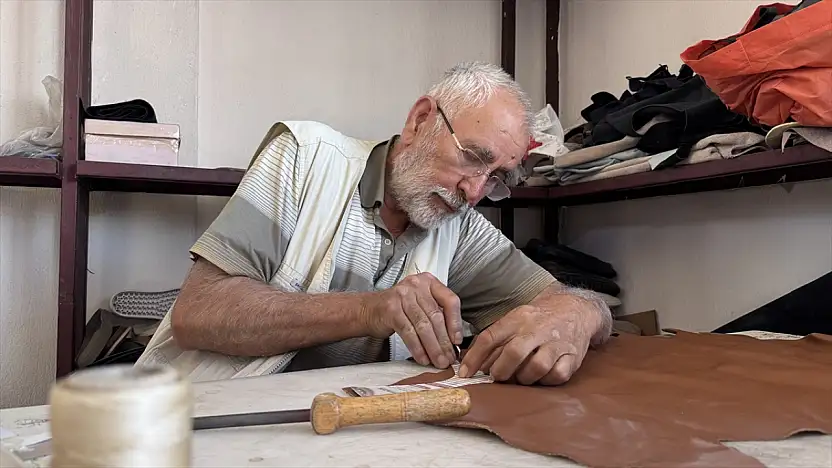 Konya'da dede mesleği kunduracılık seri üretime geçti: 3 kuşak dünyaya açıldı!
