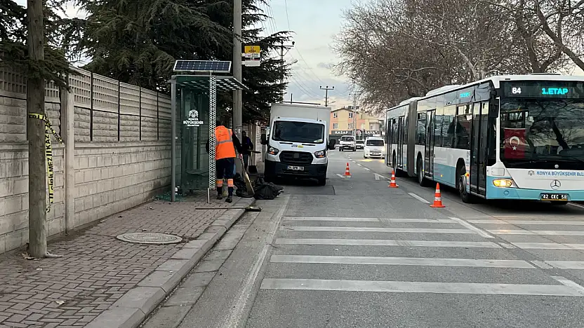 Konya'da feci kaza: Kontrolden çıkan motosiklet durağa daldı! 1 ölü...