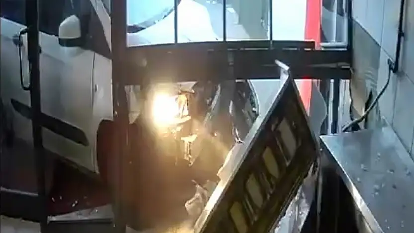 Konya'da film gibi kaza: Dönerciye lavaş servisi dükkanın içinde bitti