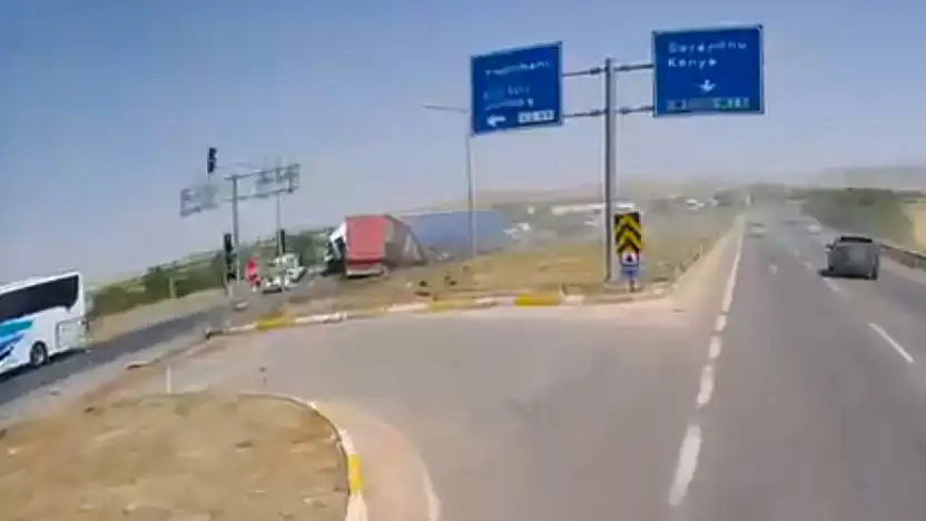 Konya'da freni boşalan TIR faciası! 1 ölü, 10 yaralı var: Kaza anı kamerada!