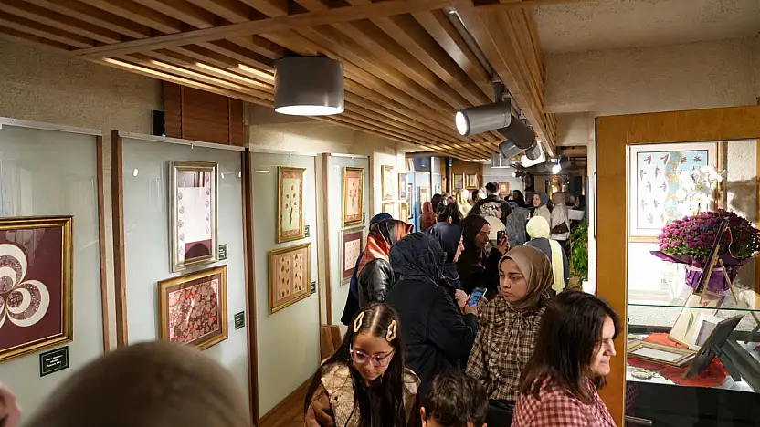 Konya'da geleneksel sanat rüzgarı! Ebru eserleri görücüye çıktı