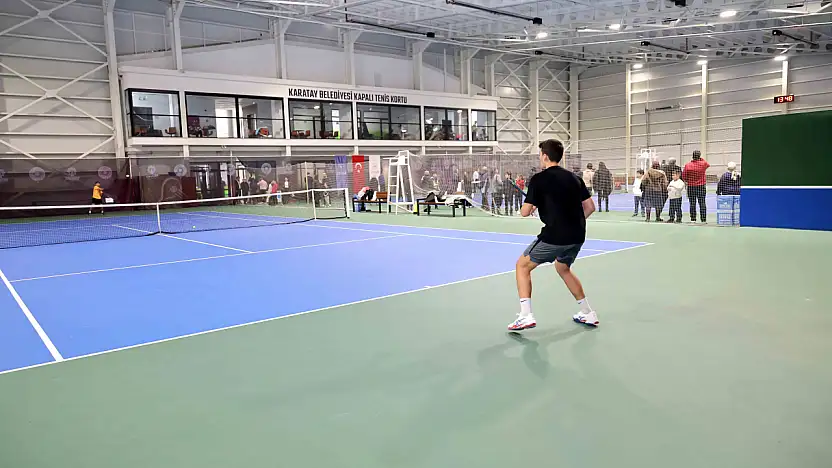 Konya'da genç raketler kupa için yarıştı