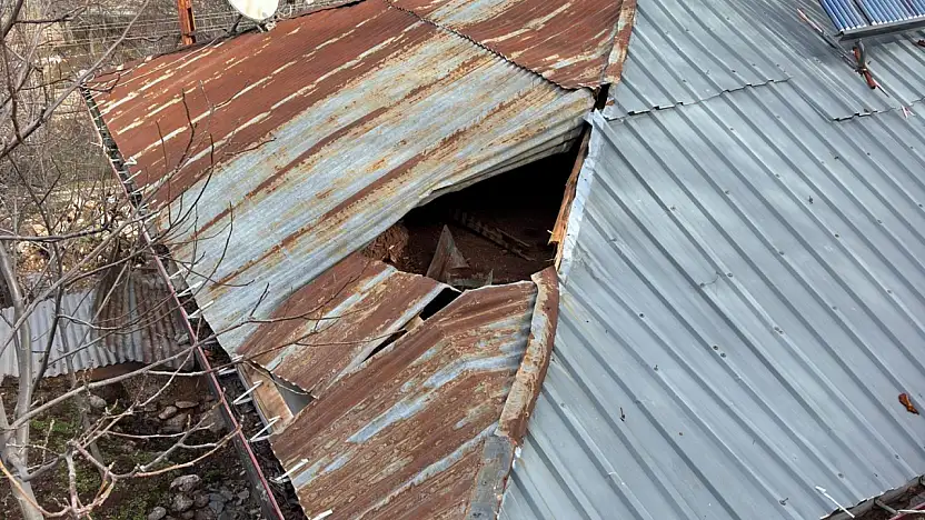 Konya'da gökten kaya yağdı! Dev kütle evin çatısını deldi geçti!