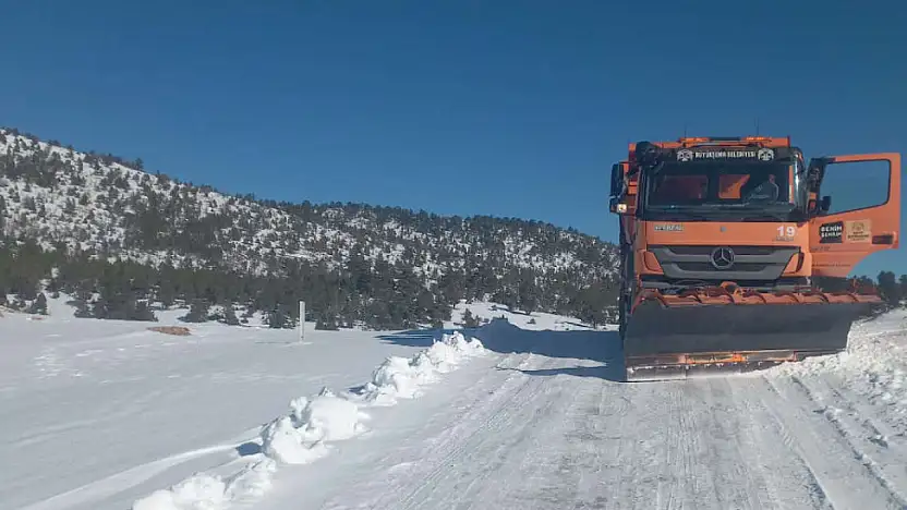 Konya'da kar yağışında kapanan yollarda çalışmalar sürüyor