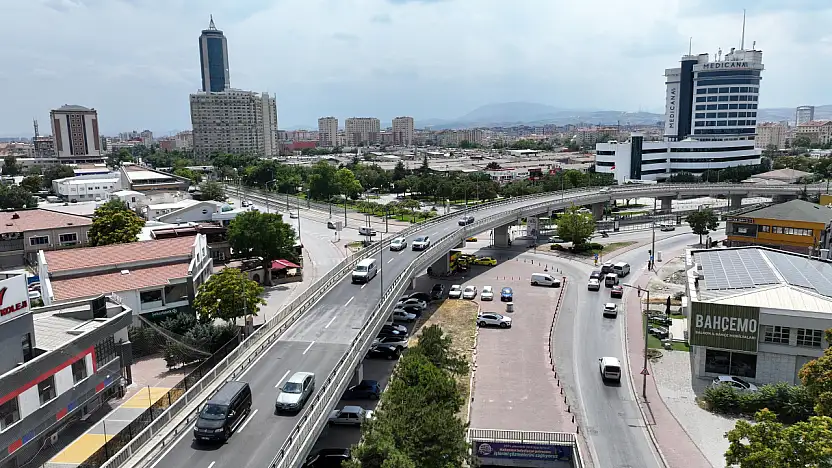 Konya'da kesintisiz ulaşım için yatırımlar sürüyor: Kunduracılar üst geçidi yeni yüzüne kavuştu!