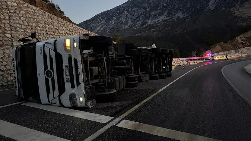 Konya'da korku dolu anlar! Demirkapı Tüneli girişinde tır yan yattı