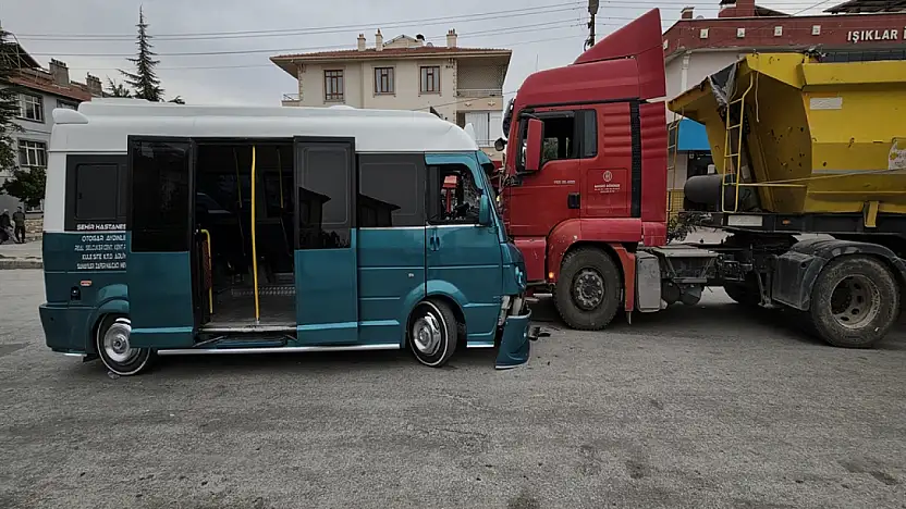 Konya'da korkunç kaza! Hafriyat kamyonu ile yolcu minibüsü çarpıştı