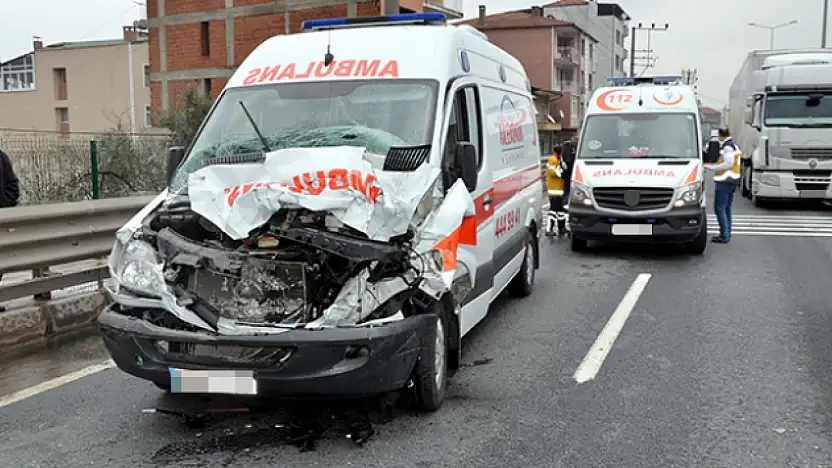 Konya'da korkutan kaza! Otomobille ambulanslar çarpıştı!