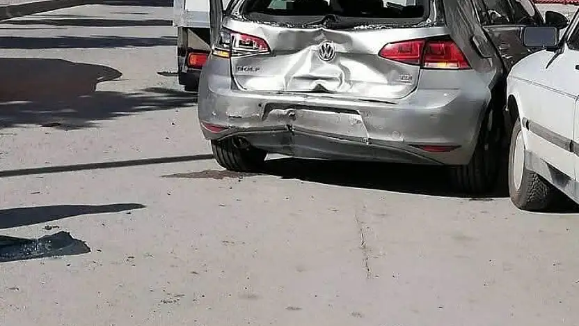 Konya'da korkutan kaza! Peş peşe çarpıştılar: 3 yaralı