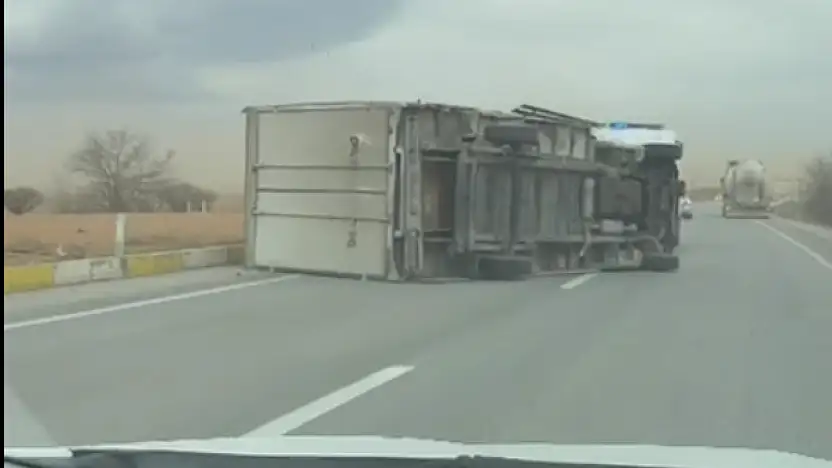 Konya'da kum fırtınası kabusu! Görüş mesafesi kapandı, tır devrildi!