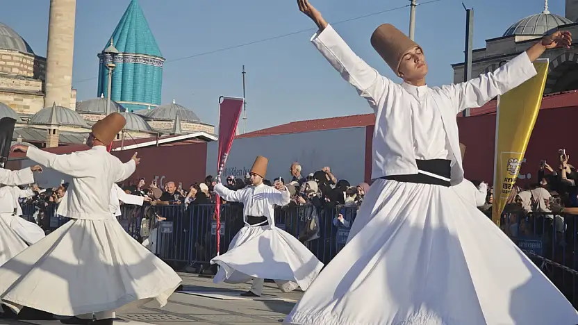 Konya'da mest eden görüntü! 99 semazen aynı anda döndü