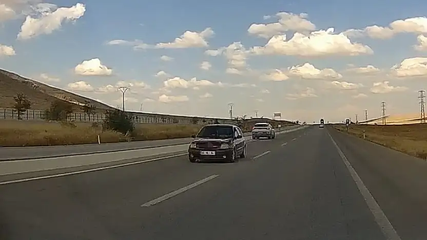 Konya'da ölümle burun buruna geldiler! Ters yönden gelen araç dehşeti yaşattı!